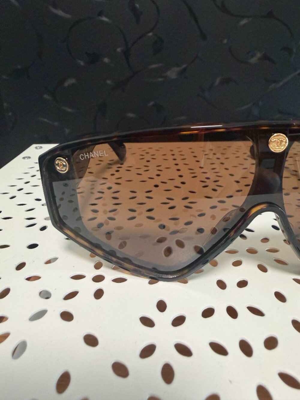 ✅Auth✅ CHANEL Tortoise Shield Sunglasses Gold CC Medallion Logo - Picture 4 of 11
